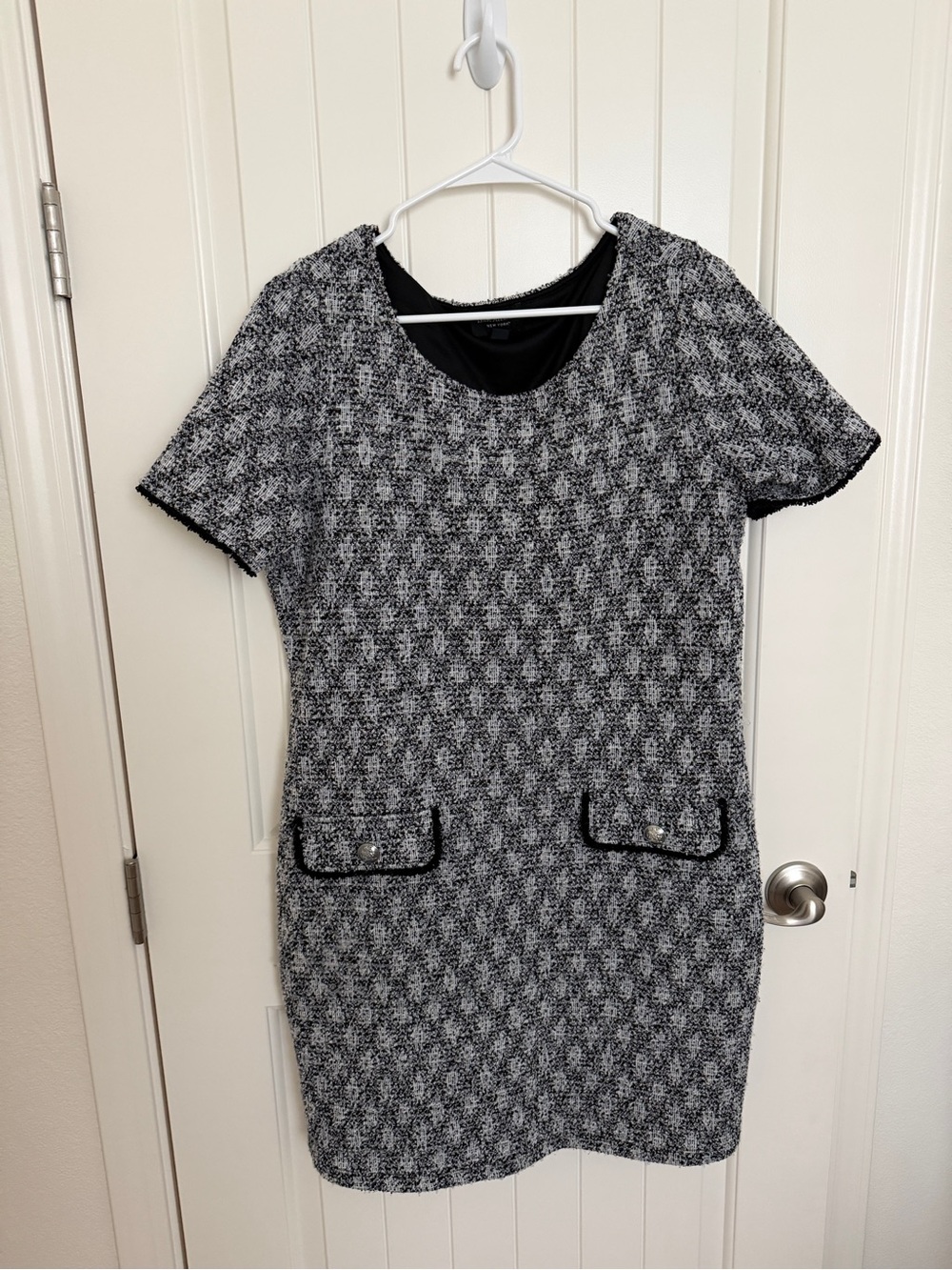 Isaac Mizrahi Black and White Textured Short-Sleeve Shift Dress